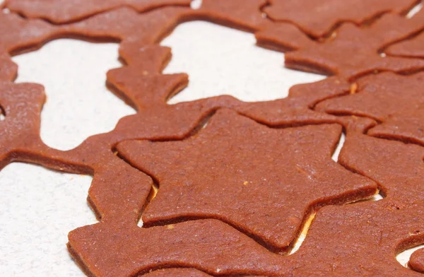 クリスマス ツリーと星の形のクッキーの生地 — ストック写真