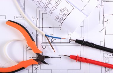Multimetre, pense, elektrikli tel ve çizim inşaat kabloları