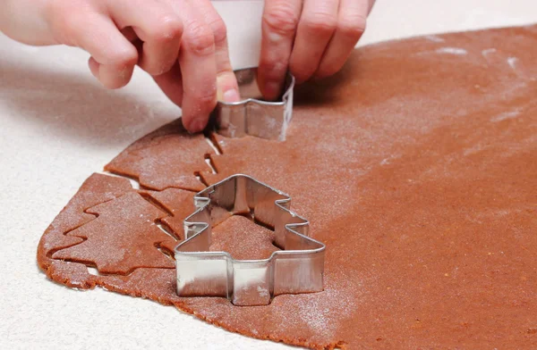 Mano de mujer amasando masa para galletas de Navidad — Foto de Stock