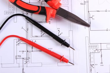 Multimetre ve iş aracı çizim inşaat kabloları