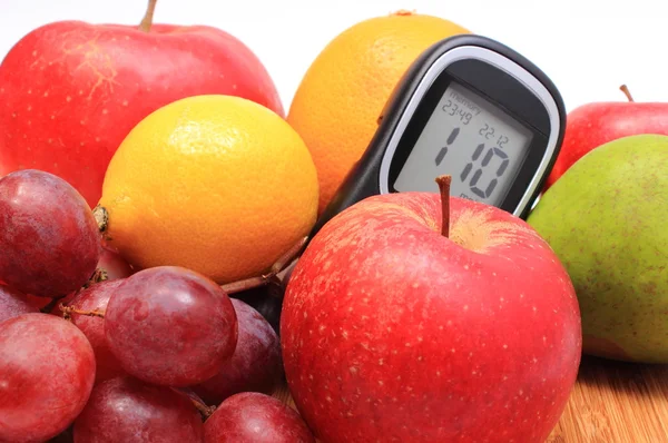Verse natuurlijke vruchten met glucose meter — Stockfoto