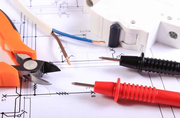 Kablar med multimeter, Tänger, elektrisk säkring och tråd på konstruktion ritning — Stockfoto