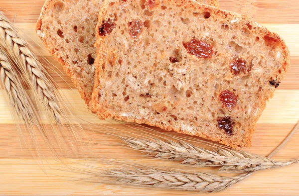 Pan recién horneado y espigas de trigo — Foto de Stock