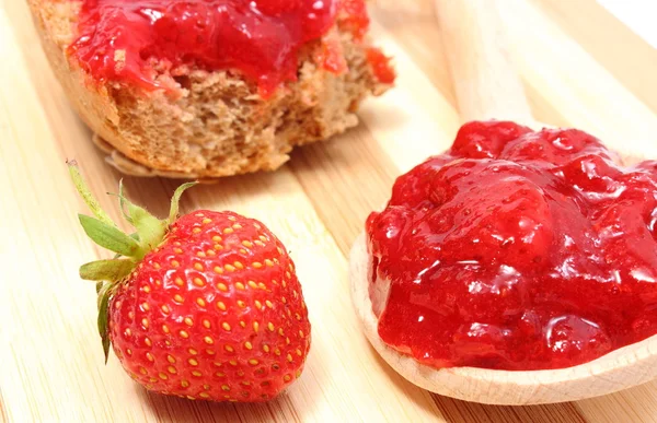 Frutas frescas y mermelada de fresa en tabla de cortar de madera — Foto de Stock