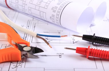 Multimetre, pense, elektrikli tel ve çizim inşaat kabloları