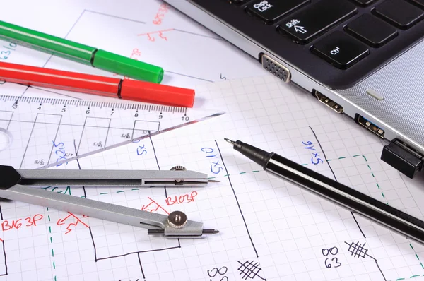 Elektriske diagrammer, tilbehør til tegning og laptop - Stock-foto