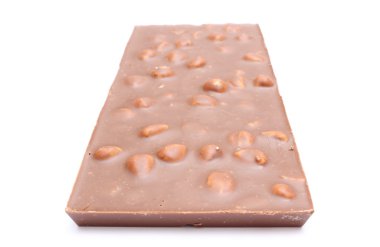 beyaz zemin üzerine fındık ile tüm çikolata