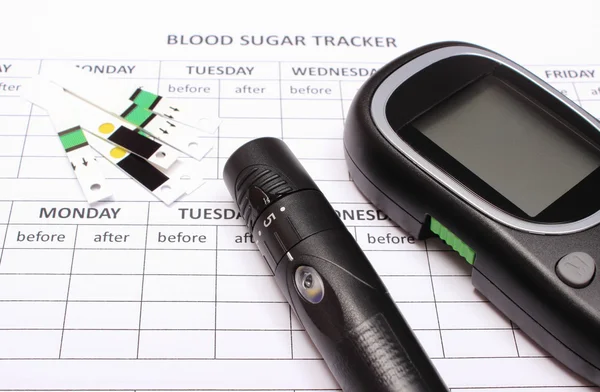 Глюкометр и аксессуары на пустых медицинских формах для лечения диабета — стоковое фото