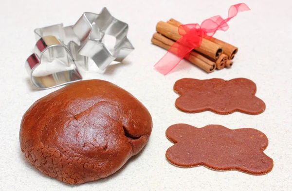 Gingerbread dough for Christmas cookies and cinnamon sticks — Stock Photo, Image