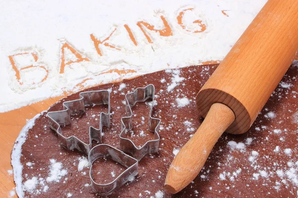 Palabra horneada escrita en harina y masa para pan de jengibre — Foto de Stock