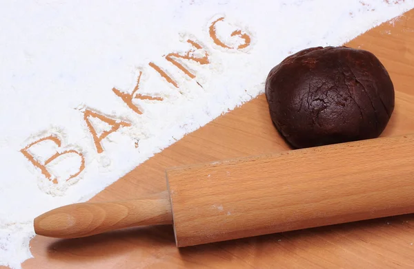词烘烤写在面粉和面团姜饼 — 图库照片