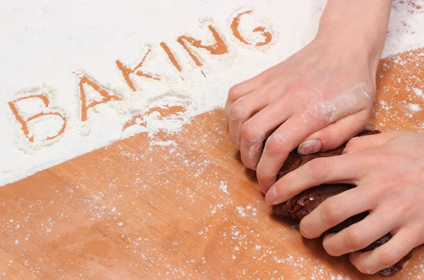 Mano de mujer amasando masa para galletas de Navidad —  Fotos de Stock