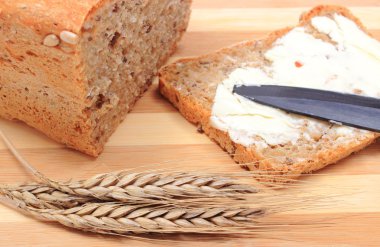 Dilim ekmek ve tereyağı ve buğday kulakları ile