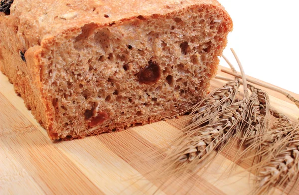 Gebakken volkoren brood en oren van tarwe — Stockfoto