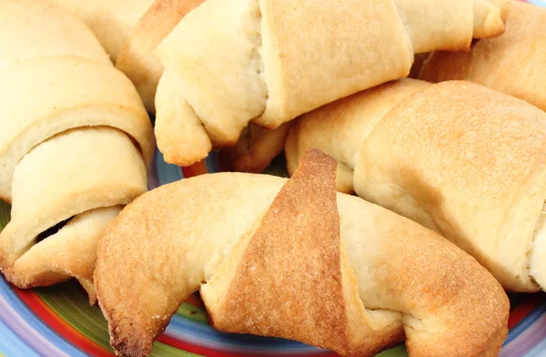 Croissants frescos en plato colorido — Foto de Stock