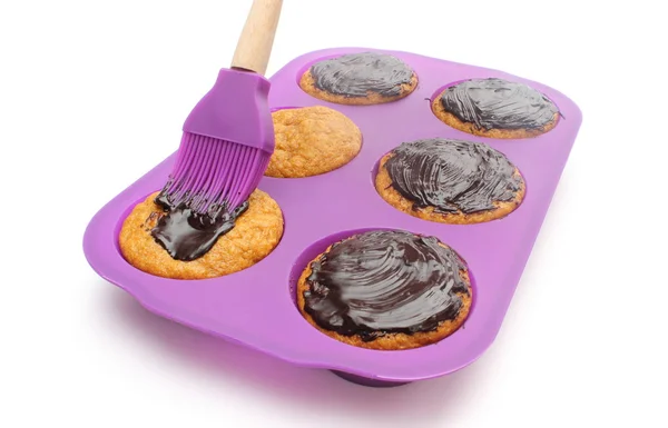 Vers gebakken wortel muffins in silicone schimmel en chocolade — Stockfoto