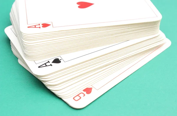 Pilha de cartas de jogo no fundo verde — Fotografia de Stock