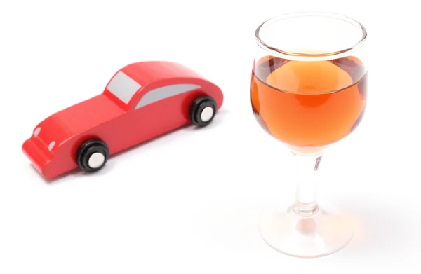 Copa de vino y coche de juguete de madera. Fondo blanco — Foto de Stock
