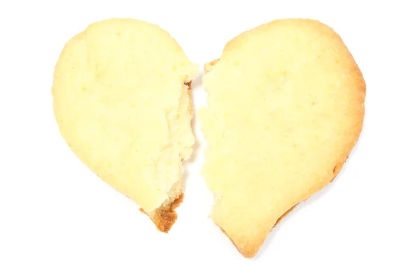 Valentim coração quebrado de bolo de levedura no fundo branco — Fotografia de Stock