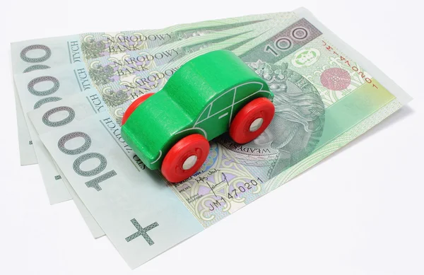 Viejo coche de juguete verde con dinero sobre fondo blanco — Foto de Stock