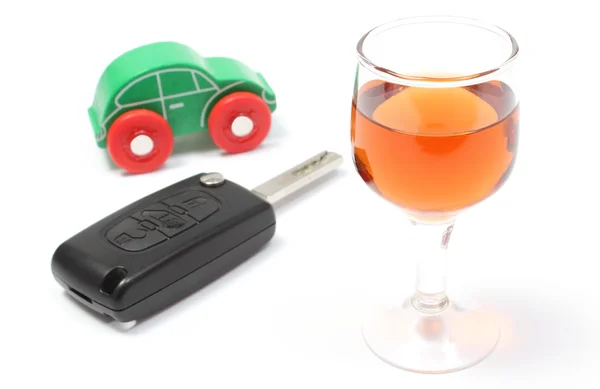 车钥匙，杯酒和玩具车。白色背景 — 图库照片