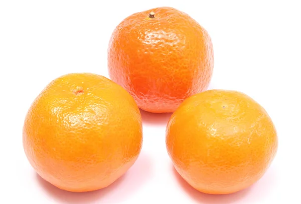 Świeże i pomarańczowy mandarynki na białym tle — Zdjęcie stockowe