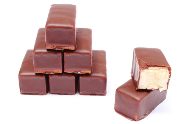 Pilha de doces de chocolate no fundo branco — Fotografia de Stock