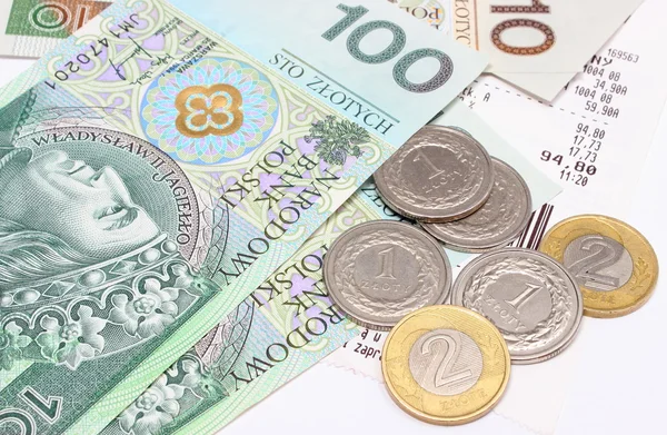Denaro e monete con ricevuta su sfondo bianco — Foto Stock