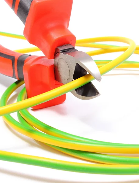 Metalen Tang en groene gele kabel op witte achtergrond — Stockfoto