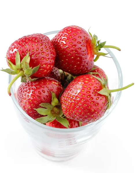 Fresas frescas y vidrio aislado en blanco — Foto de Stock