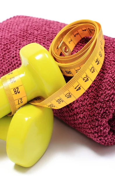 Halteres e toalha para usar na aptidão e fita métrica — Fotografia de Stock