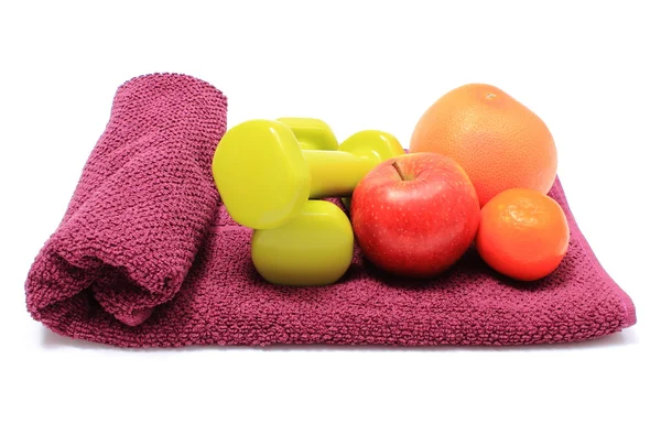 新鲜的水果和绿色哑铃上紫色毛巾 — 图库照片