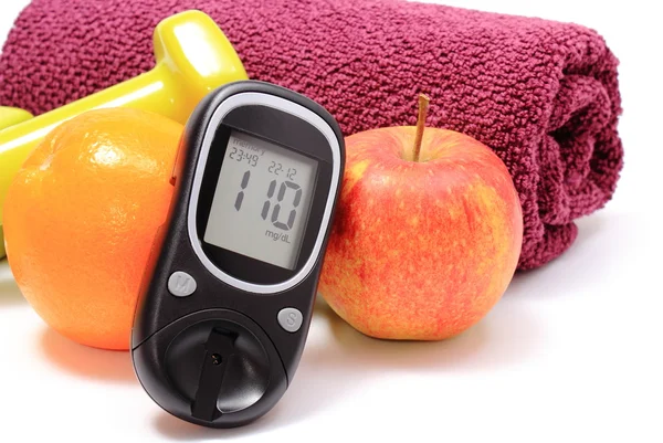 Glucometer, vers fruit en halters met paarse handdoek — Stockfoto