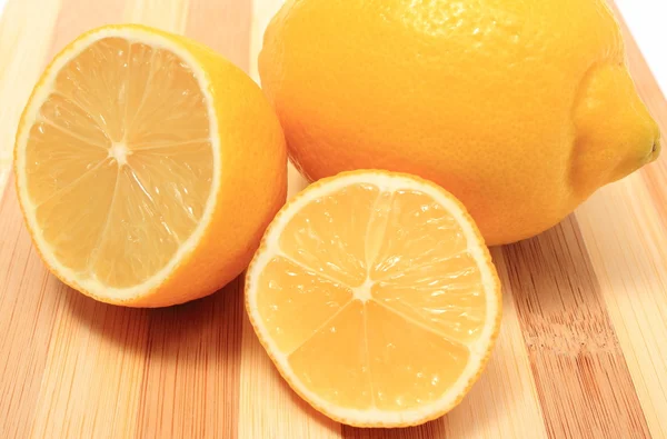 Свежие лимоны на деревянном фоне — стоковое фото