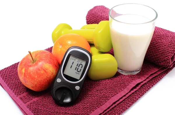 Glucometro, frutta fresca, latte e accessori per il fitness — Foto Stock