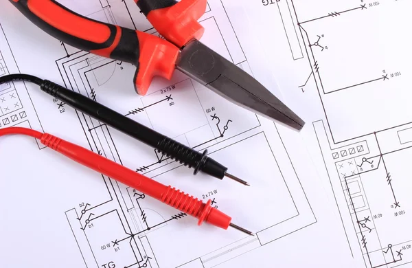 Kabels van multimeter en werk tool op bouw tekening — Stockfoto