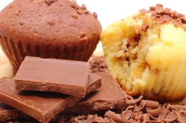 taze pişmiş kekler, rendelenmiş ve çikolata bölümünü