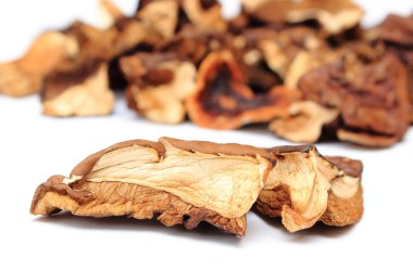 Beyaz arka planda kurumuş mantar yığını