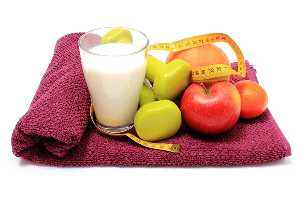 新鲜水果、 卷尺、 牛奶和哑铃上紫色毛巾 — 图库照片