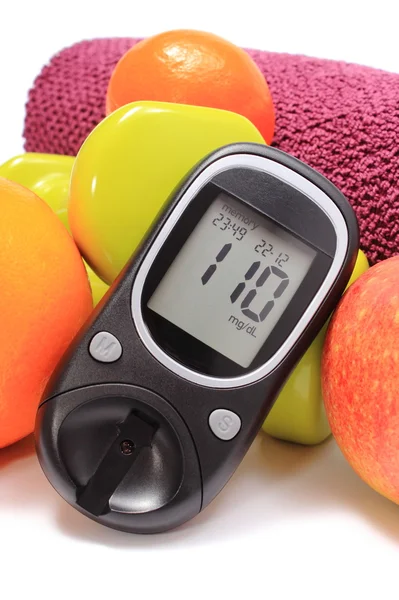 Medidor de glucosa, frutas frescas y mancuernas con toalla púrpura — Foto de Stock