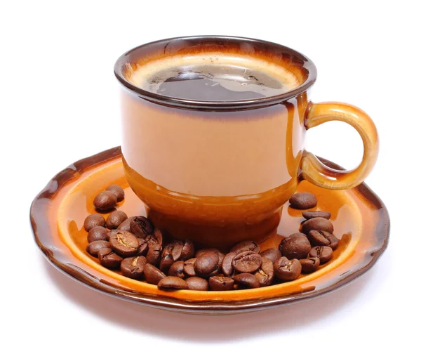 Hoop koffie korrels en kopje drank — Stockfoto