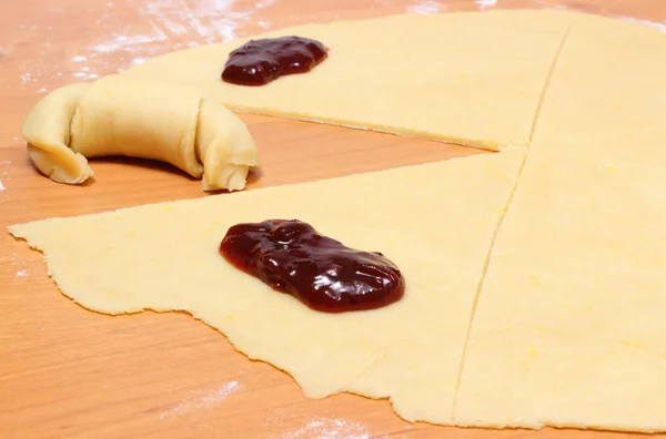 Voorbereiding van verse croissants met jam — Stockfoto