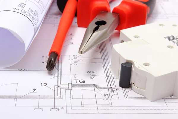 Diagramas elétricos laminados, fusíveis elétricos e ferramentas de trabalho no desenho de construção da casa — Fotografia de Stock