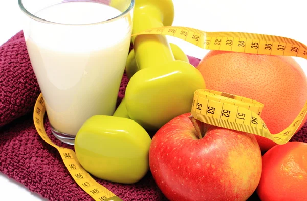Frutas frescas, fita métrica, leite e halteres em toalha roxa — Fotografia de Stock