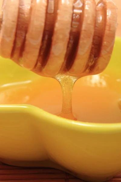 Miel con cazo de miel en cuenco de vidrio —  Fotos de Stock