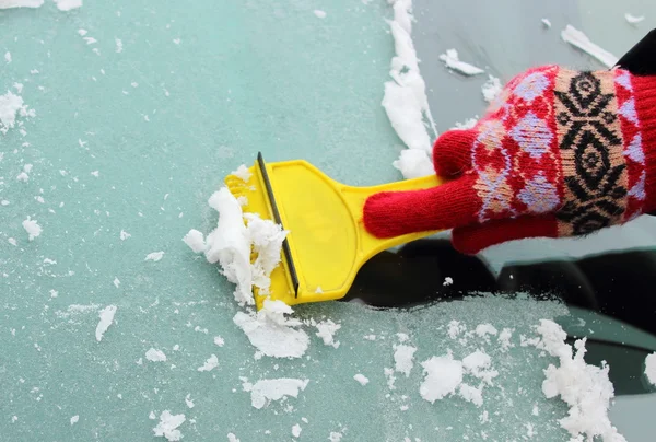 Hand av kvinna skrapa is från bil vindrutan — Stockfoto