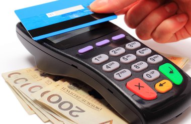 El kadının Nfc teknolojisi temassız kredi kartı ile ödeme