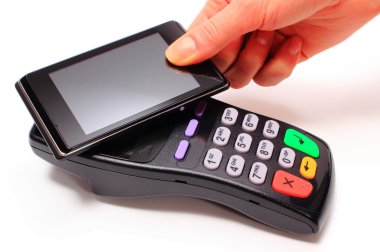 El kadının Nfc teknoloji üstünde hareket eden telefon ile ödeme