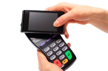 El kadının Nfc teknoloji üstünde hareket eden telefon ile ödeme