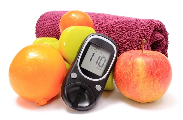 Glucometer, frutas frescas e halteres com toalha roxa — Fotografia de Stock